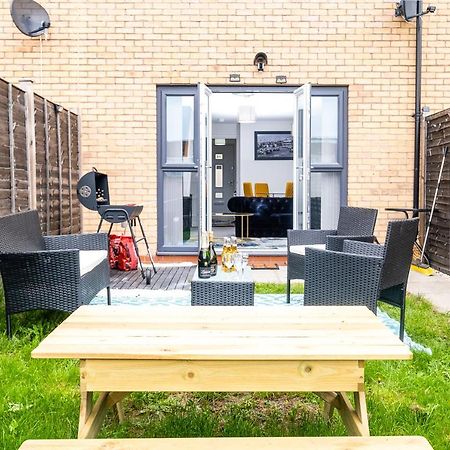 Luxury 2 Bed House City Centre ✘ Bbq & Garden ☆ Family Friendly→ Swingball & Outdoor Furniture - Free Parking → With 50 Inch Smart Tv, Free Netflix & Wifi ✘ Comfy Seating Area - By Maevela Birmingham Dış mekan fotoğraf