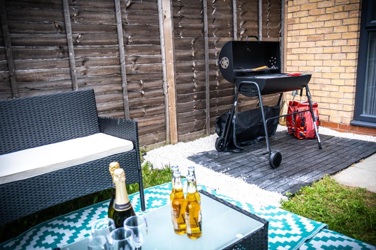Luxury 2 Bed House City Centre ✘ Bbq & Garden ☆ Family Friendly→ Swingball & Outdoor Furniture - Free Parking → With 50 Inch Smart Tv, Free Netflix & Wifi ✘ Comfy Seating Area - By Maevela Birmingham Dış mekan fotoğraf