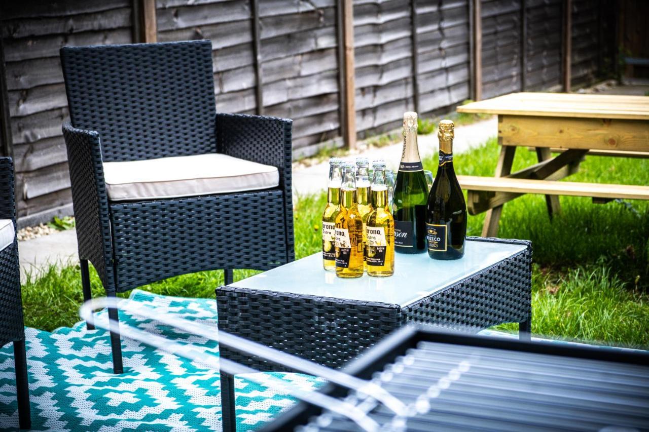Luxury 2 Bed House City Centre ✘ Bbq & Garden ☆ Family Friendly→ Swingball & Outdoor Furniture - Free Parking → With 50 Inch Smart Tv, Free Netflix & Wifi ✘ Comfy Seating Area - By Maevela Birmingham Dış mekan fotoğraf