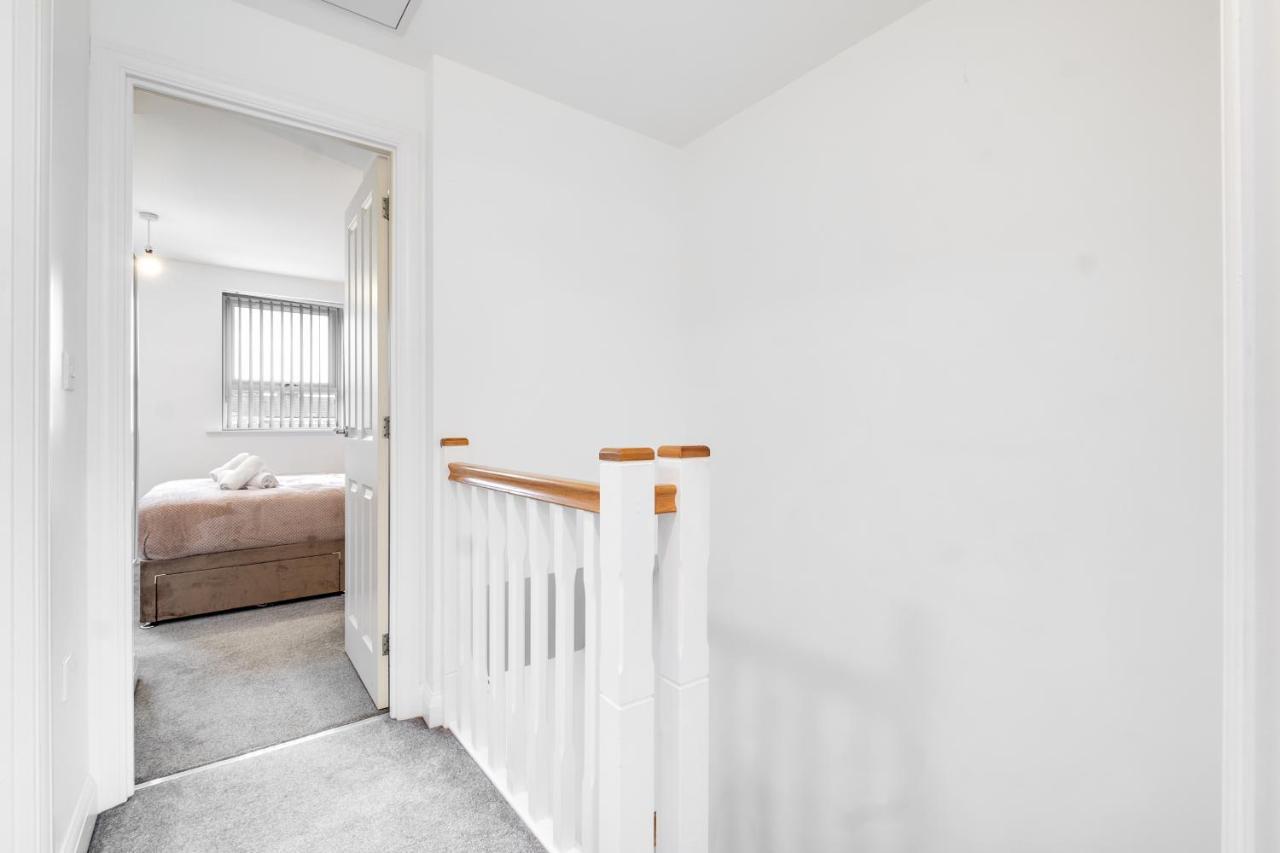 Luxury 2 Bed House City Centre ✘ Bbq & Garden ☆ Family Friendly→ Swingball & Outdoor Furniture - Free Parking → With 50 Inch Smart Tv, Free Netflix & Wifi ✘ Comfy Seating Area - By Maevela Birmingham Dış mekan fotoğraf