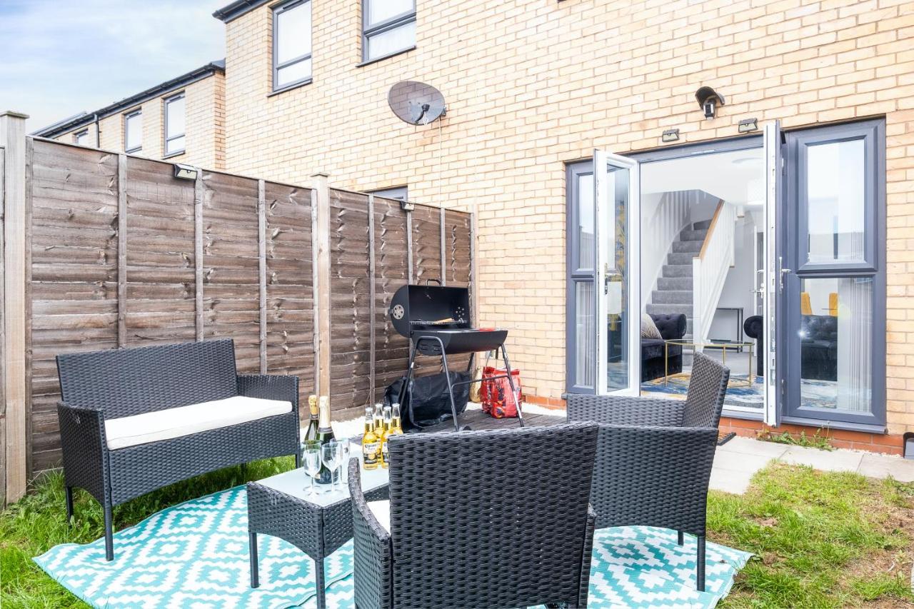 Luxury 2 Bed House City Centre ✘ Bbq & Garden ☆ Family Friendly→ Swingball & Outdoor Furniture - Free Parking → With 50 Inch Smart Tv, Free Netflix & Wifi ✘ Comfy Seating Area - By Maevela Birmingham Dış mekan fotoğraf