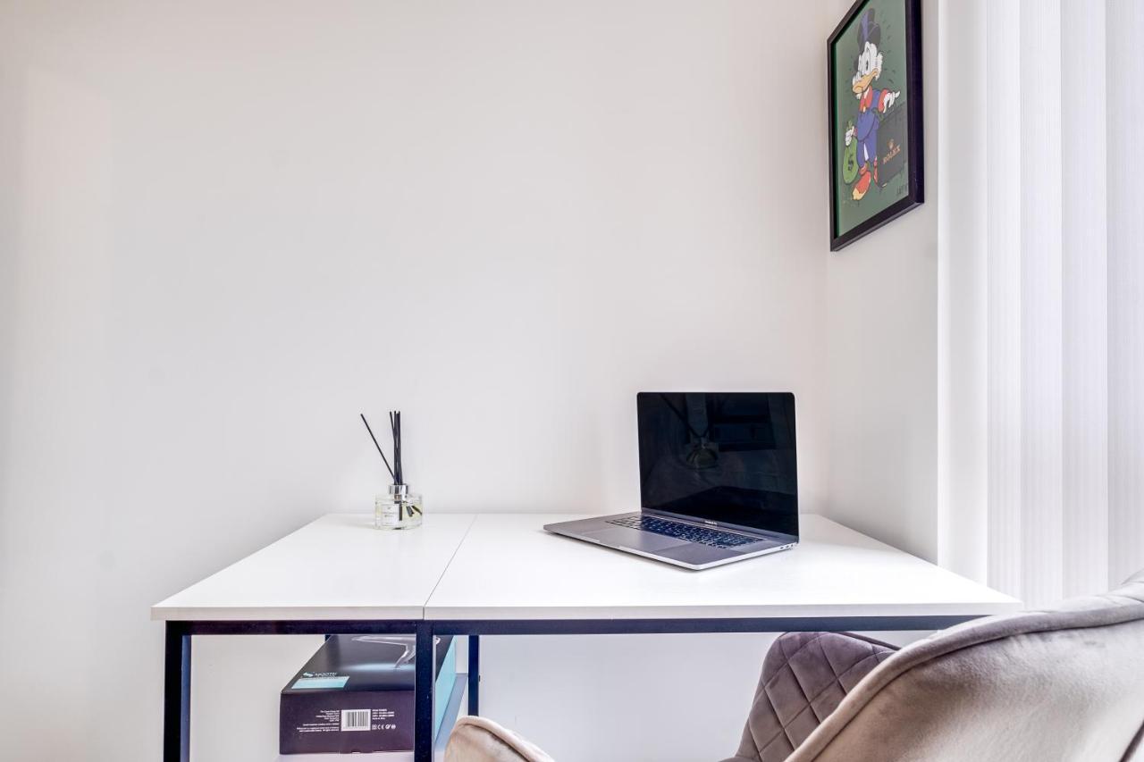 Luxury 2 Bed House City Centre ✘ Bbq & Garden ☆ Family Friendly→ Swingball & Outdoor Furniture - Free Parking → With 50 Inch Smart Tv, Free Netflix & Wifi ✘ Comfy Seating Area - By Maevela Birmingham Dış mekan fotoğraf